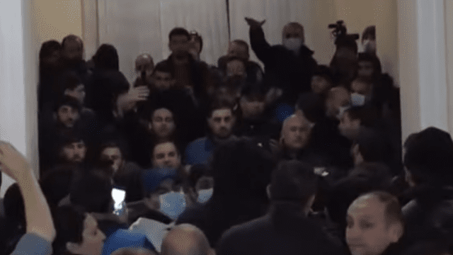 Протесты в Армении: митингующие избили спикера и захватили зал парламента