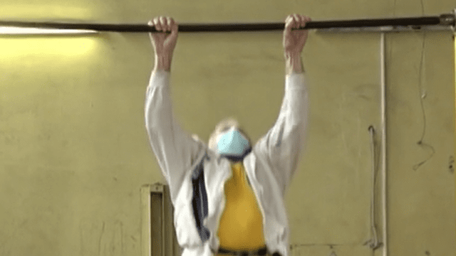 80-річний Юрій Василенко встановив новий рекорд зі скелелазіння