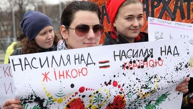 Эпидемия насилия в отношении женщин на востоке Украины усилилась — Amnesty International