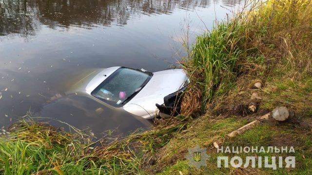 На Житомирщине из реки достали авто с телами мужчины и мальчика На Житомирщине из реки достали авто с телами мужчины и мальчика