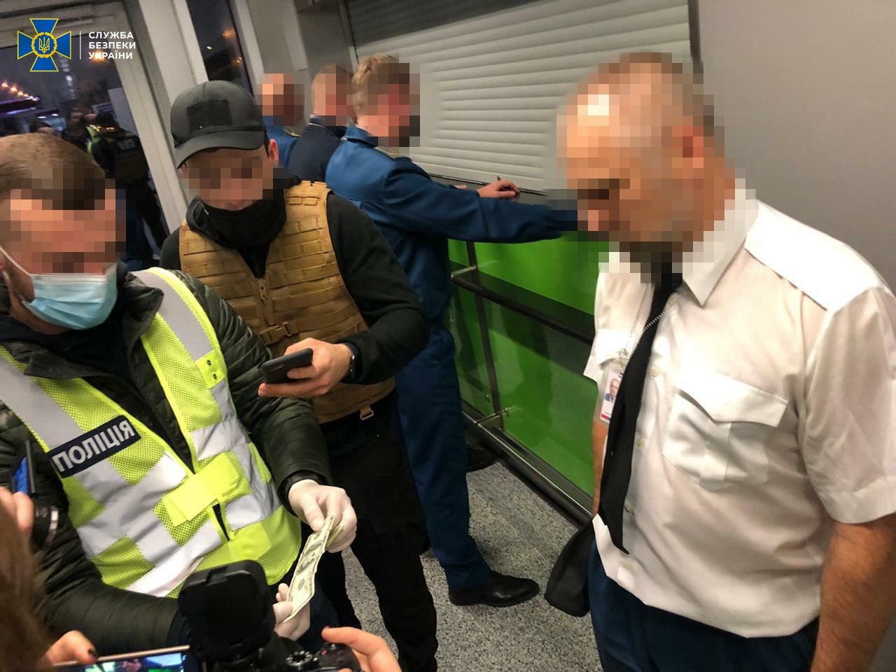 Зарабатывали $4 тыс. с рейса: в Борисполе таможенники требовали с пассажиров взятки В аэропорту Борисполь задержали служащих, которые требовали деньги с граждан