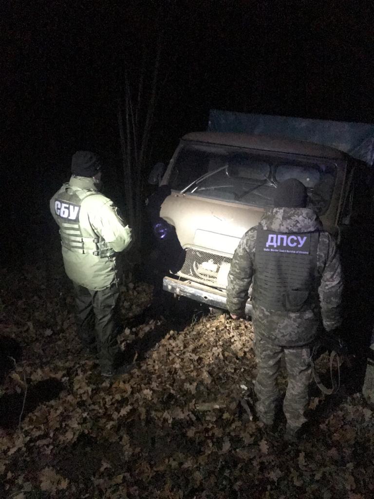 Пограничники задержали грузовик с контрабандной икрой