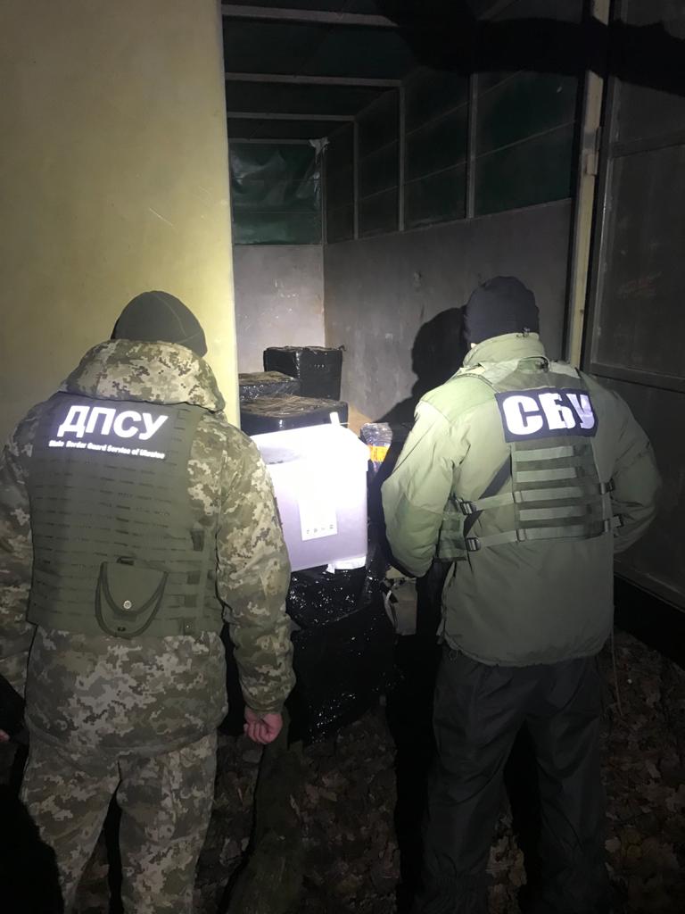 Пограничники задержали грузовик с контрабандной икрой