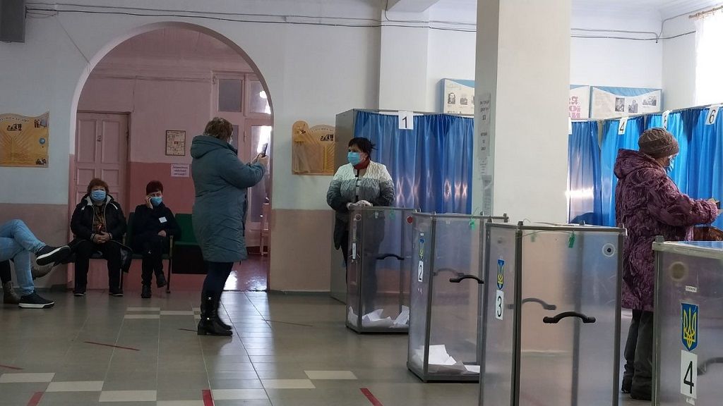 Выборы в Славянске: избиратели делают фото возле урн для голосования