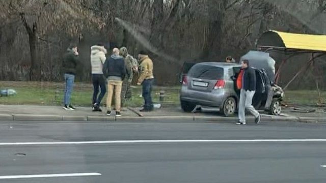 В Киеве авто протаранило остановку и загорелось В Киеве авто протаранило остановку и загорелось