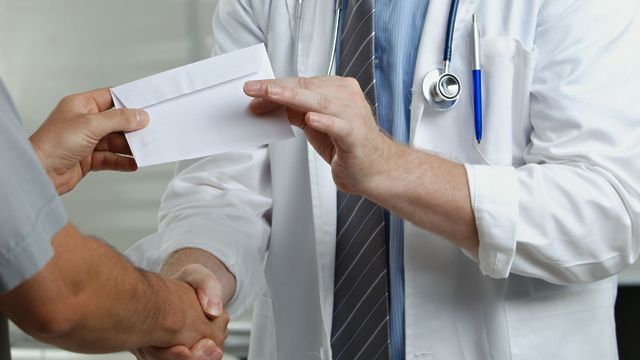 40 тис. за групу інвалідності: у Києві на хабарі попалися двоє медиків