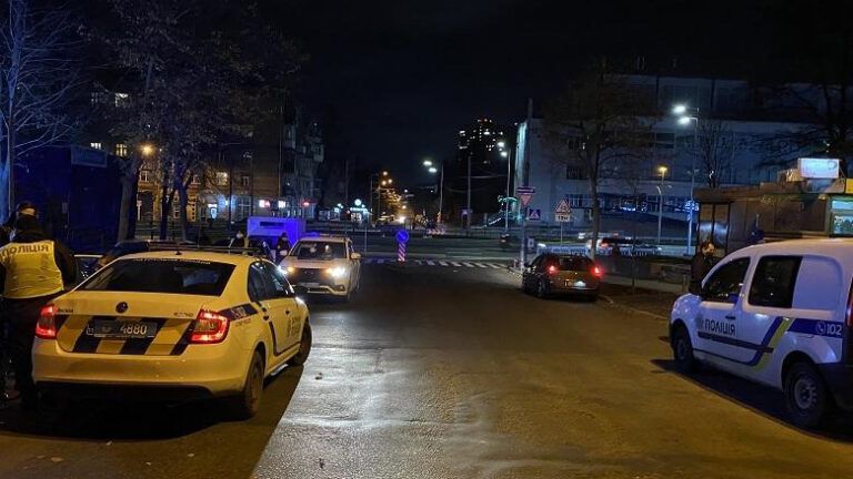 Напад у Києві: чоловік з ножем напав на водія авто