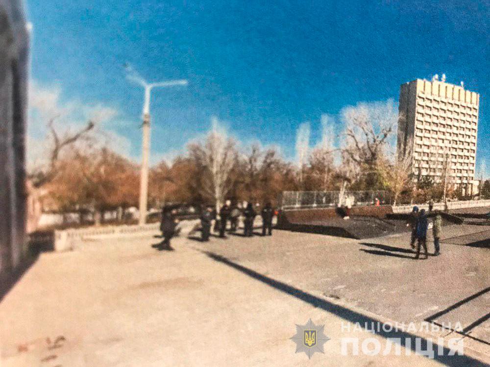 В Николаеве мужчина стрелял в подростка возле спортивного комплекса В Николаеве мужчина стрелял в подростка