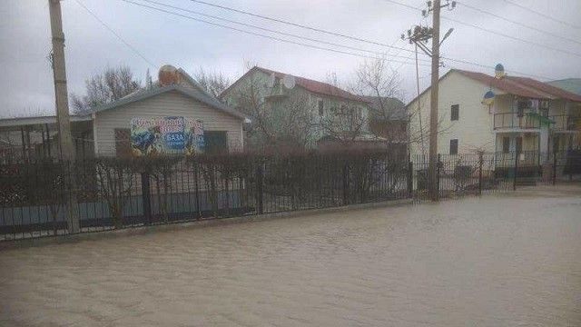 В Кирилловке море вышло из берегов, затопив десятки баз отдыха