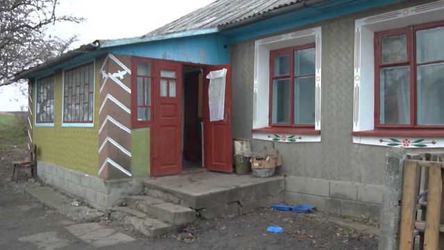 На очах п’яної матері: на Хмельниччині вітчим зґвалтував 12-річну падчерку