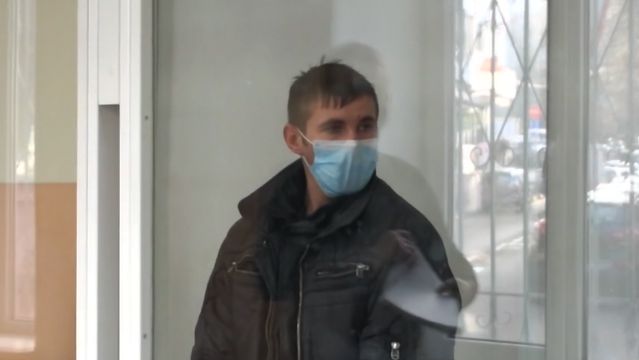На очах п’яної матері: на Хмельниччині вітчим зґвалтував 12-річну падчерку