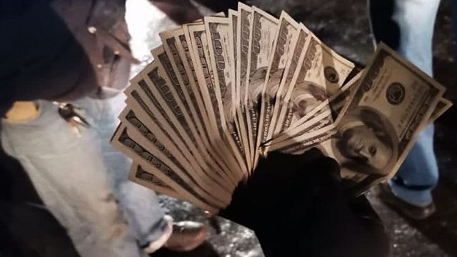У Києві поліцейські вимагали хабар $3 тис. за зберігання бурштину в гаражі
