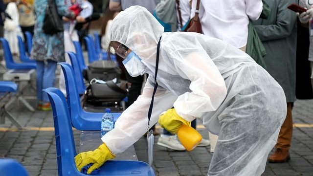 Семеро людей намагалися уникнути самоізоляції за допомогою хабаря