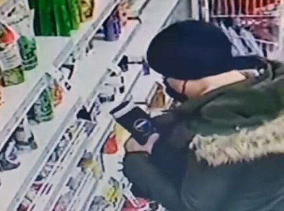 Стрілянина в Запоріжжі: чоловік стріляв у супермаркеті через шампунь