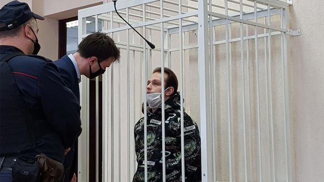 В Минске парень бросил цветами в ОМОН и получил 4 года колонии