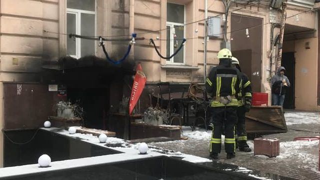 У Києві загорілося кафе на вул. Івана Франка (ФОТО)