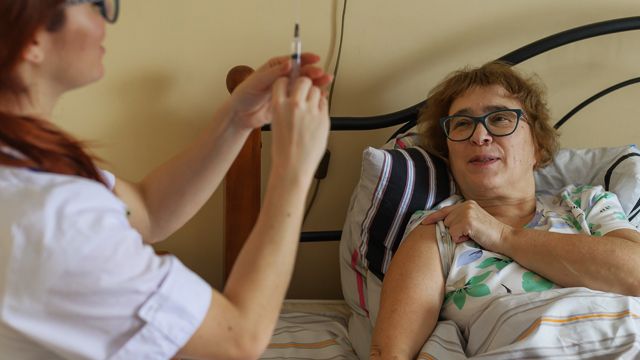 Вакцина AstraZeneca: будут ли прививать пенсионеров