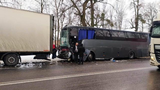 Массовое ДТП под Винницей: в аварию попало 4 фуры, автобус и легковушки
