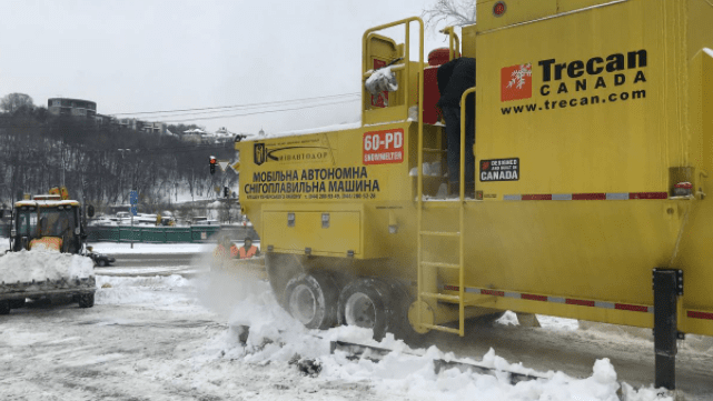 Як у Києві топлять сніг