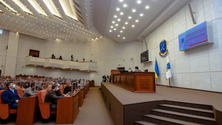 Міська рада Дніпра скоротила 655 співробітників