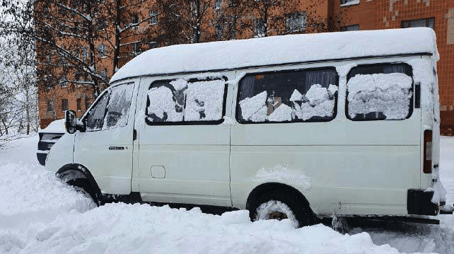 Автобус занесло в сугроб: в Ровенской области пьяный водитель перевозил школьников
