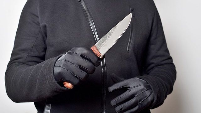 Знайшли напівмертвою у під'їзді: у Харкові чоловік зарізав і пограбував знайому пенсіонерку