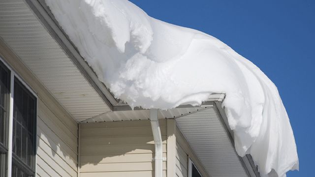 Падіння бурульок у Львові – поради юристів