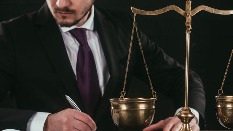Адвокат, суд