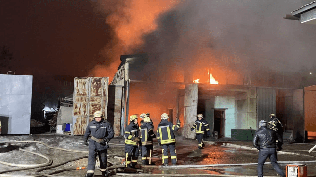 Пожар в Харькове — пылает здание на территории завода