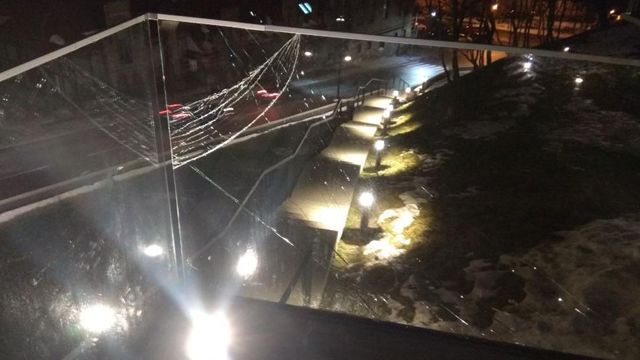 Во Львове киевлянин разбил стекло Мемориала Небесной сотни