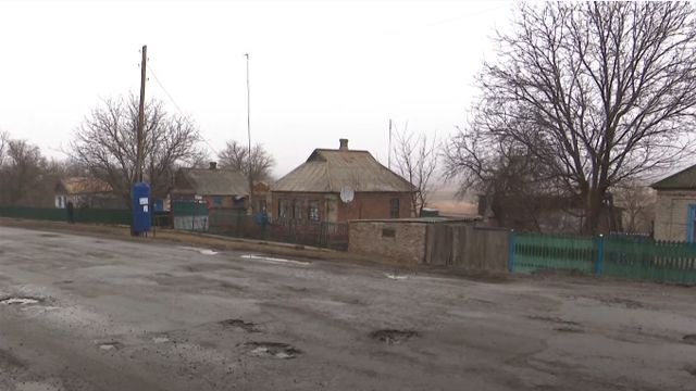 Напівзруйновані будинки і відсутність води: як живуть прифронтові села на Донбасі