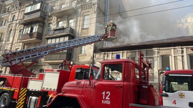 Пожежа в центрі Києва: на Саксаганського горить двоповерховий будинок