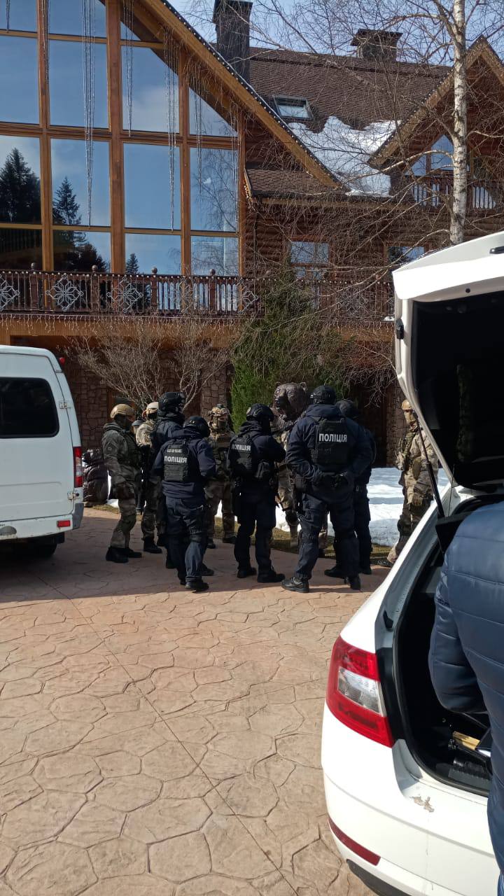 Шкура ведмедя і штори в басейні: як проходили обшуки на дачі Медведчука