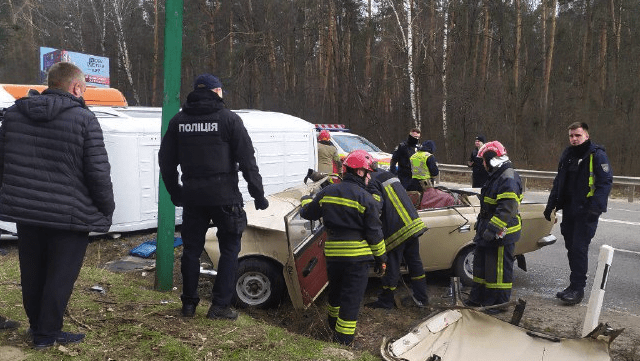 Под Киевом катафалк с гробом столкнулся с Москвичом — двое людей погибли