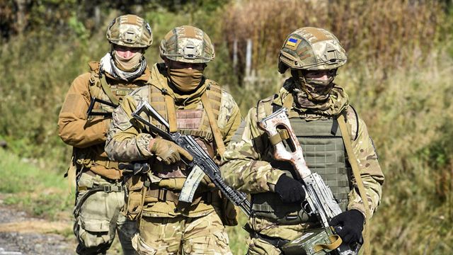 військові