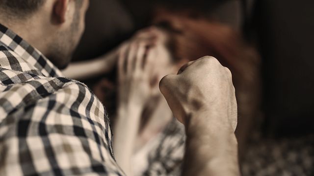Кровь на подушках: под Ровно мужчина до полусмерти избил женщину, изменившую ему с сыном