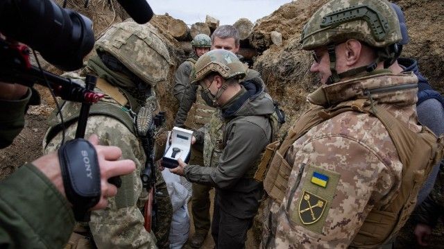 Представители власти должны ездить на Донбасс – Зеленский