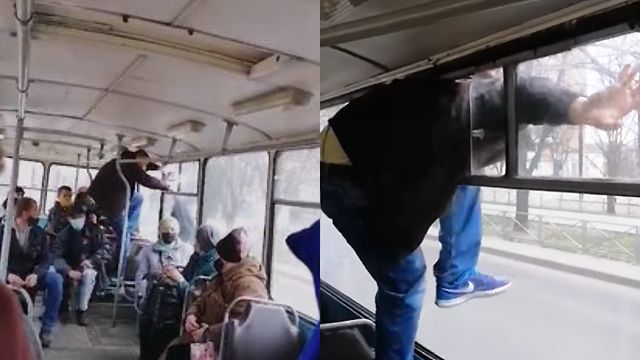 У Черкасах пасажир тікає в вікно тролейбуса – момент потрапив на відео