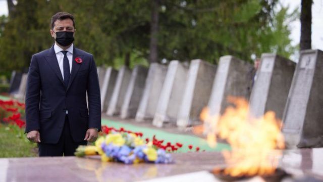 День памяти и примирения: Зеленский возложил цветы к Вечному огню на Луганщине