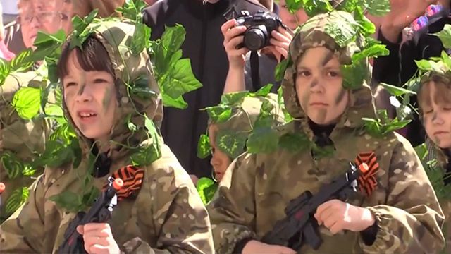 Діти у формі в Росії