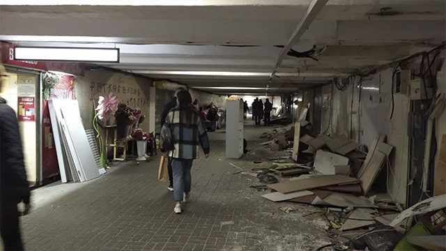 В Киеве коммунальщики расчистили переход возле метро Лыбидская от МАФов