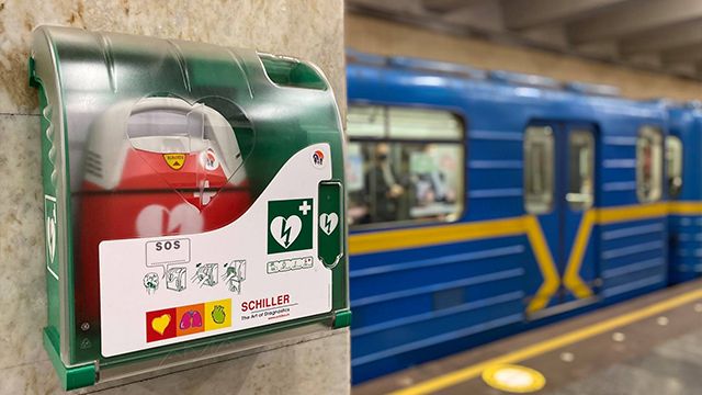 На всех станциях киевского метро появились дефибрилляторы — ФОТО