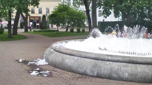 В Киеве в фонтан на Контрактовой площади неизвестные налили моющее средство