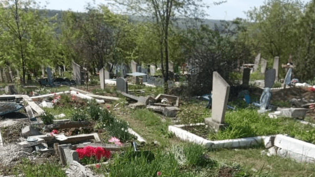 Зруйноване кладовище у Перевальську