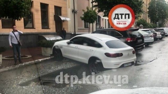 провалився асфальт_Київ