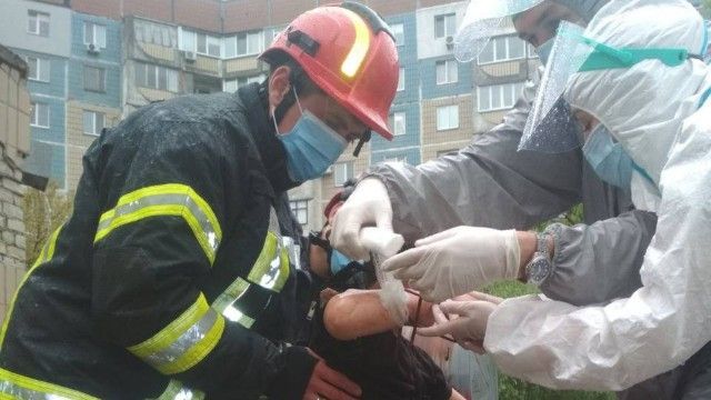 Руку хлопчика затисло в паркані