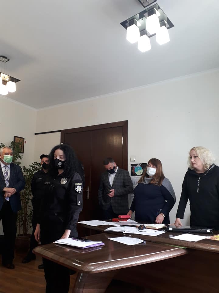Била указкой и заставляла есть бумагу: на Хмельнитчине учительница издевалась над учениками