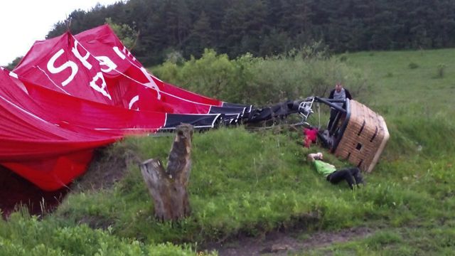 Под Каменец-Подольским упал воздушный шар: первые фото с места трагедии