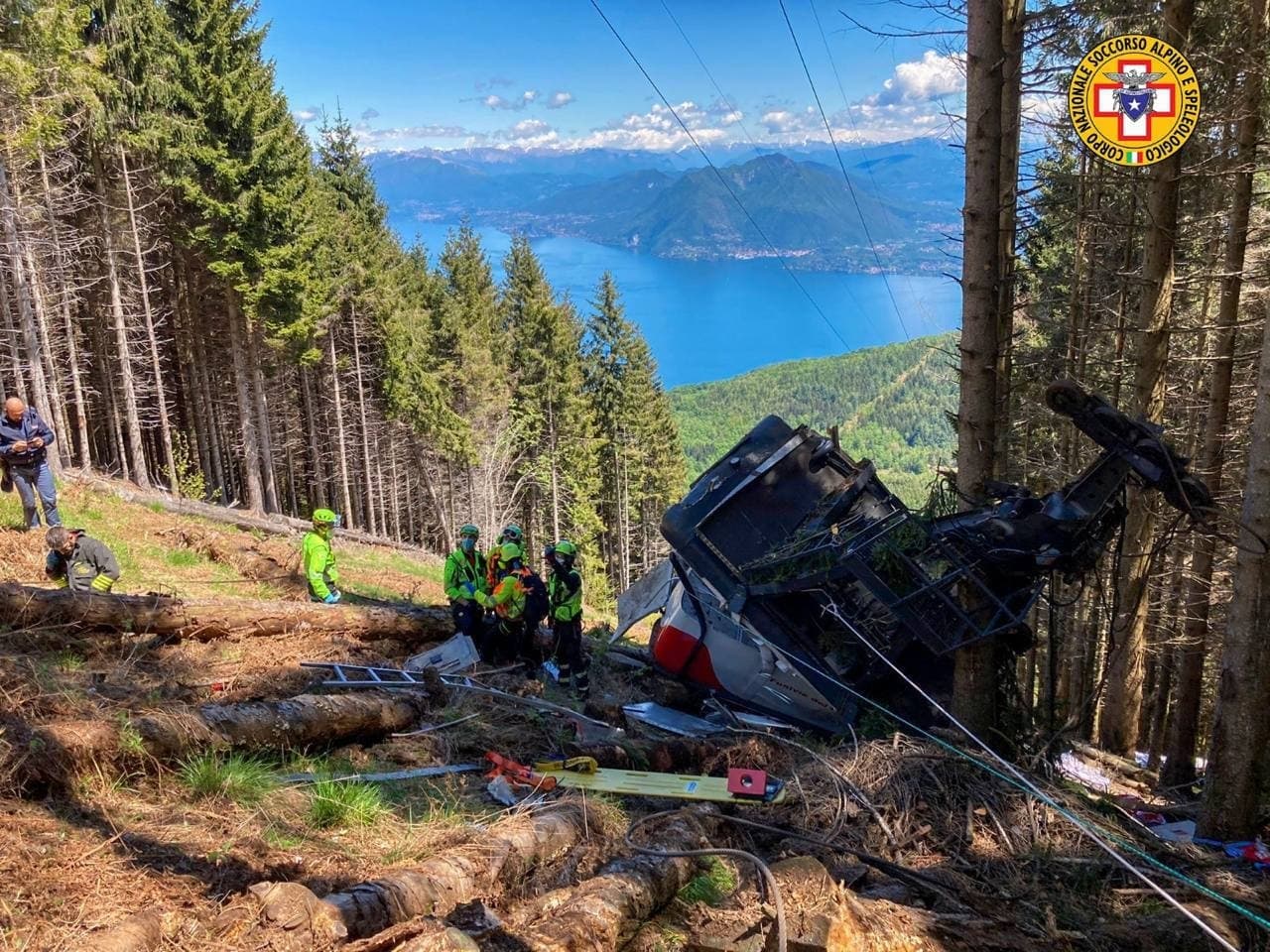 В горах Італії впала кабіна канатної дороги, є загиблі Фото 1 В горах Італії впала кабіна канатної дороги, є загиблі Фото 1