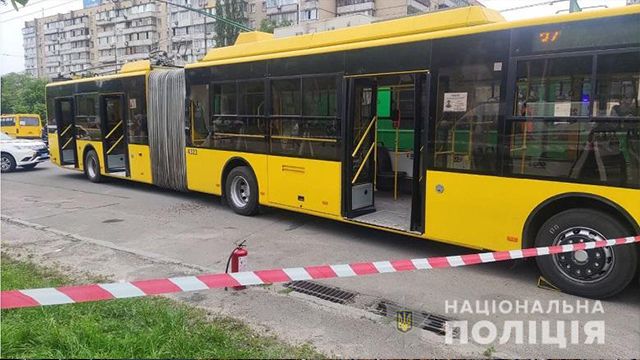 У Києві чоловік кинув у тролейбус коктейль молотова – ФОТО, ВІДЕО